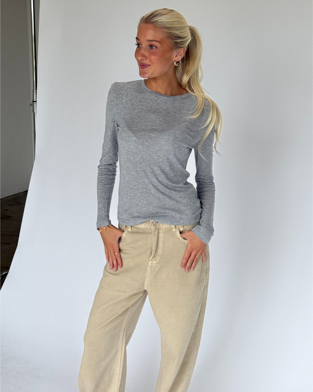 Modelbillede af ALMA langærmet bluse i grå. Fra BySofieSønderby