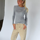 Modelbillede af ALMA langærmet bluse i grå. Fra BySofieSønderby