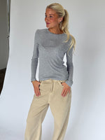 Modelbillede af ALMA langærmet bluse i grå. Fra BySofieSønderby