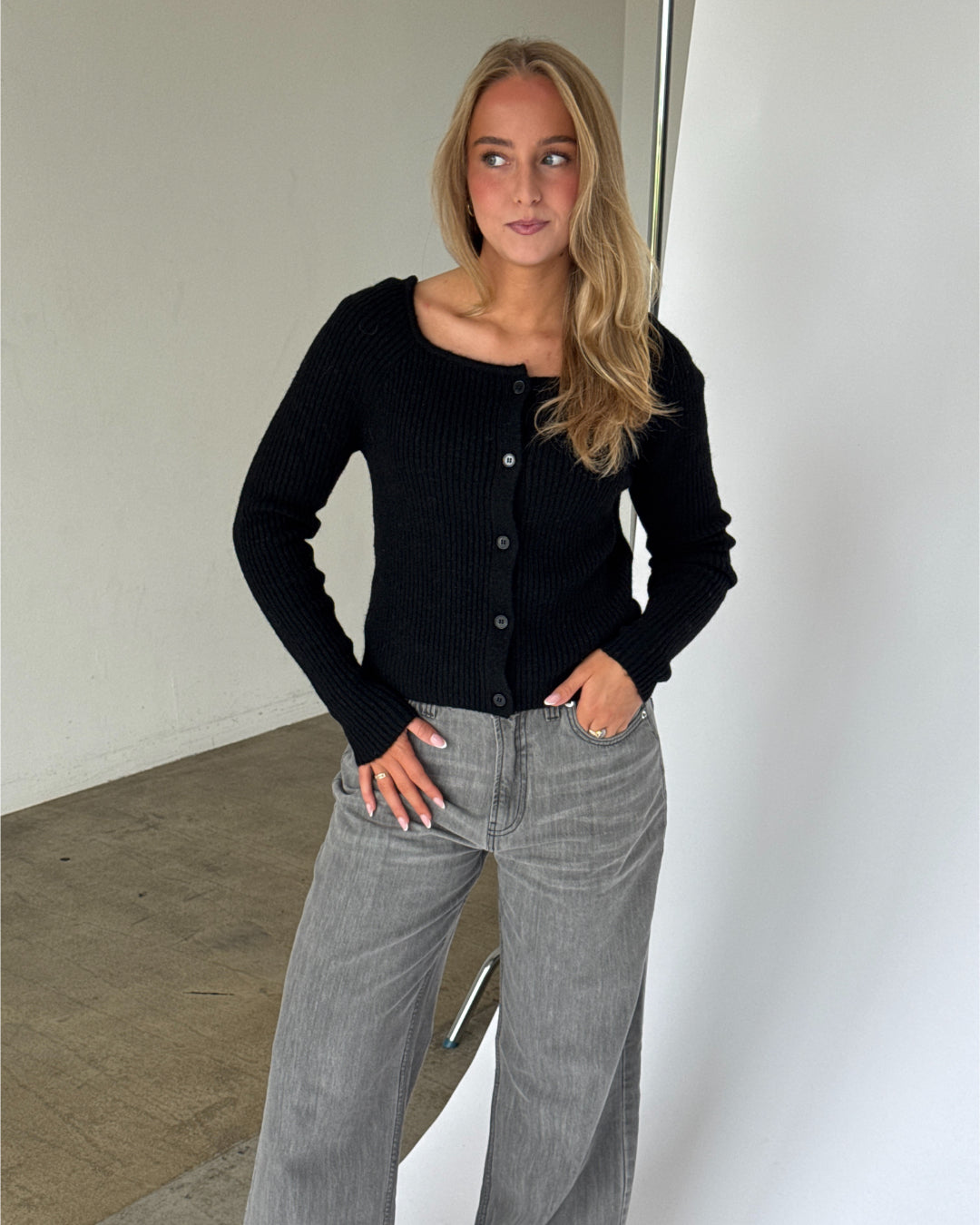 Modelbillede af AMANI boatneck strik cardigan i sort. Fra BySofieSønderby