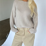 Modelbillede af AMIRAH langærmet strik i beige. Fra BySofieSønderby