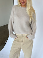 Modelbillede af AMIRAH langærmet strik i beige. Fra BySofieSønderby