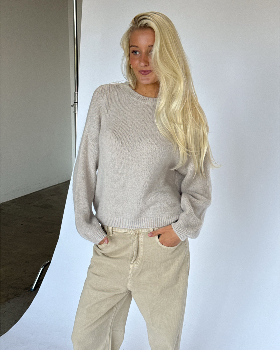 Modelbillede af AMIRAH langærmet strik i beige. Fra BySofieSønderby