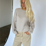 Modelbillede af AMIRAH langærmet strik i beige. Fra BySofieSønderby