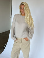 Modelbillede af AMIRAH langærmet strik i beige. Fra BySofieSønderby
