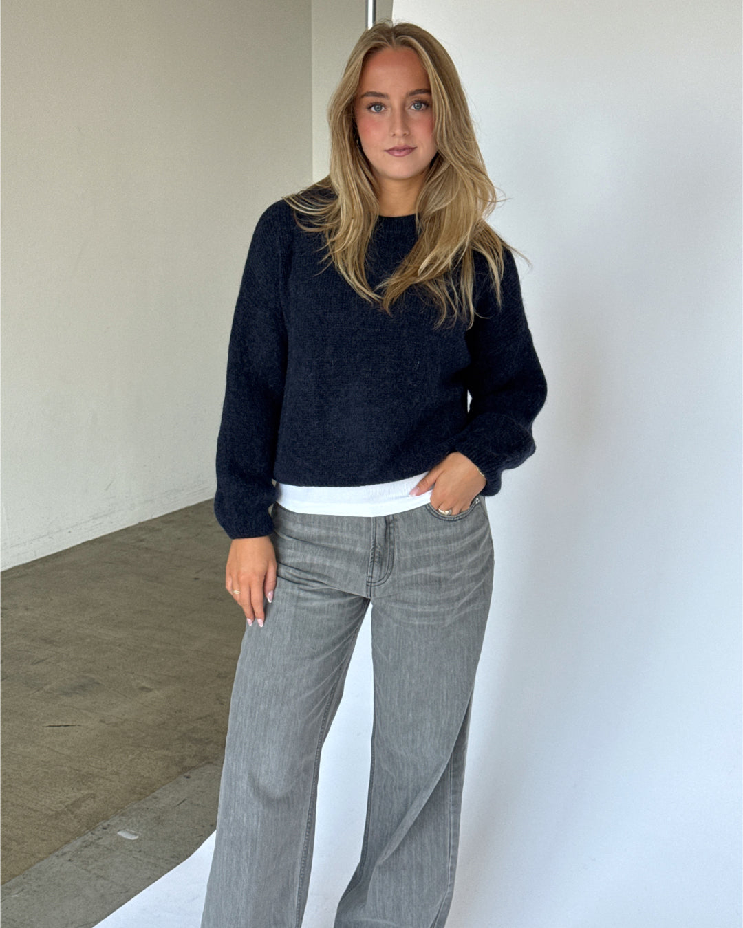 Modelbillede af AMIRAH langærmet strik i navy. Fra BySofieSønderby