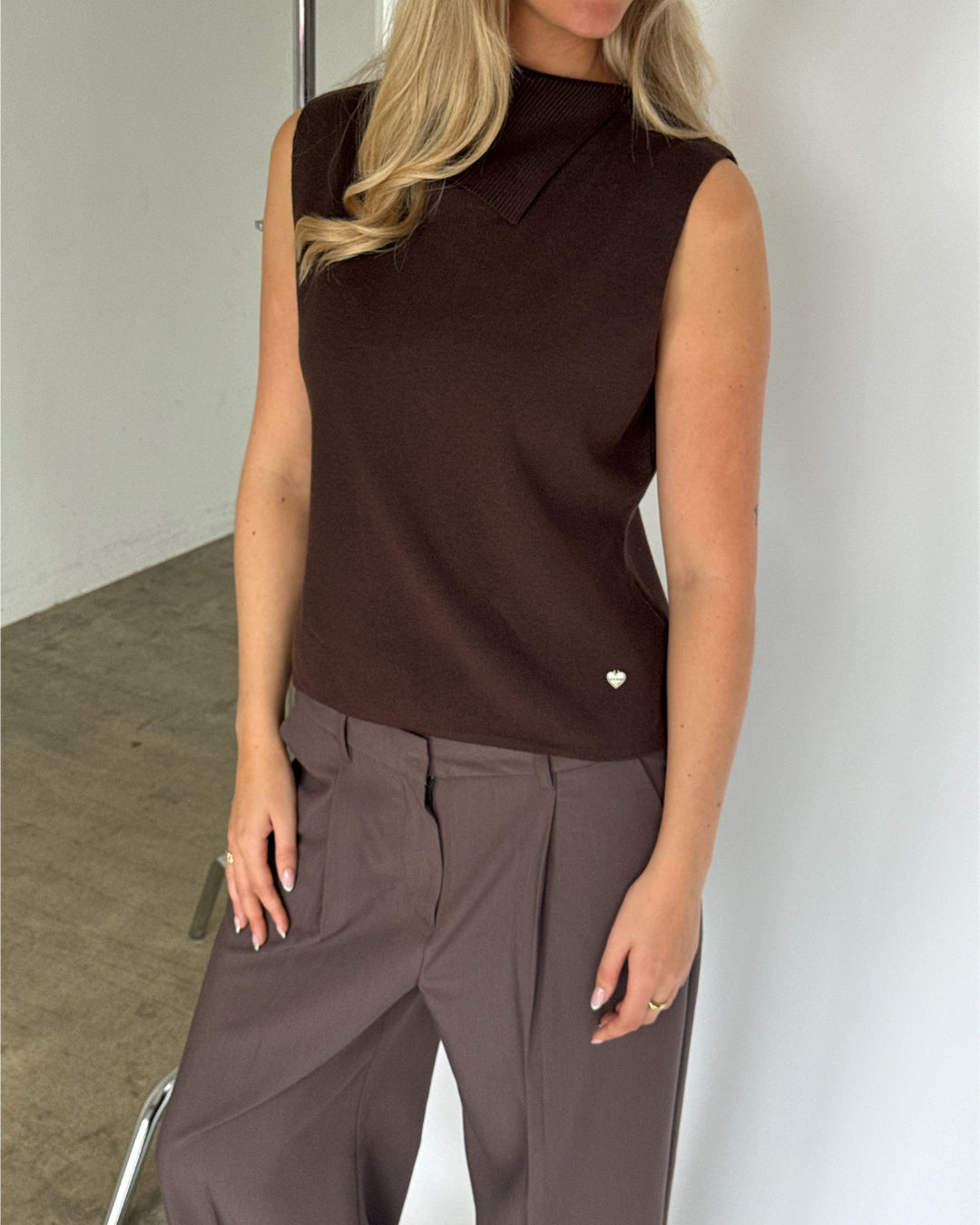 Modelbillede af brun ANGELA strik top. Fra BySofieSønderby