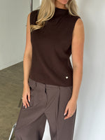 Modelbillede af brun ANGELA strik top. Fra BySofieSønderby