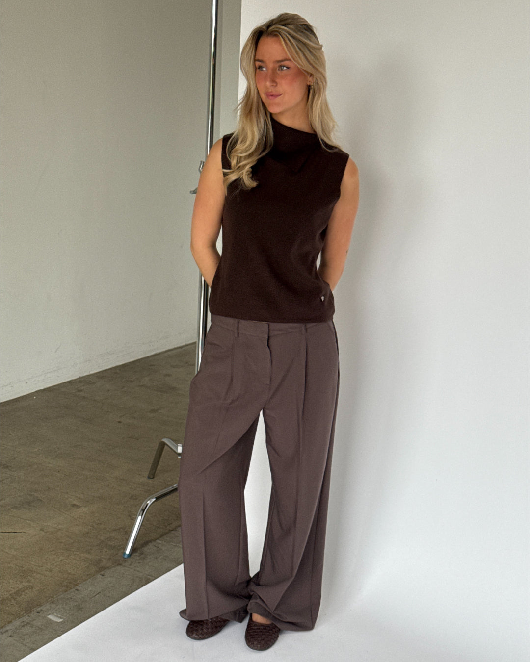 Modelbillede af brun ANGELA strik top. Fra BySofieSønderby