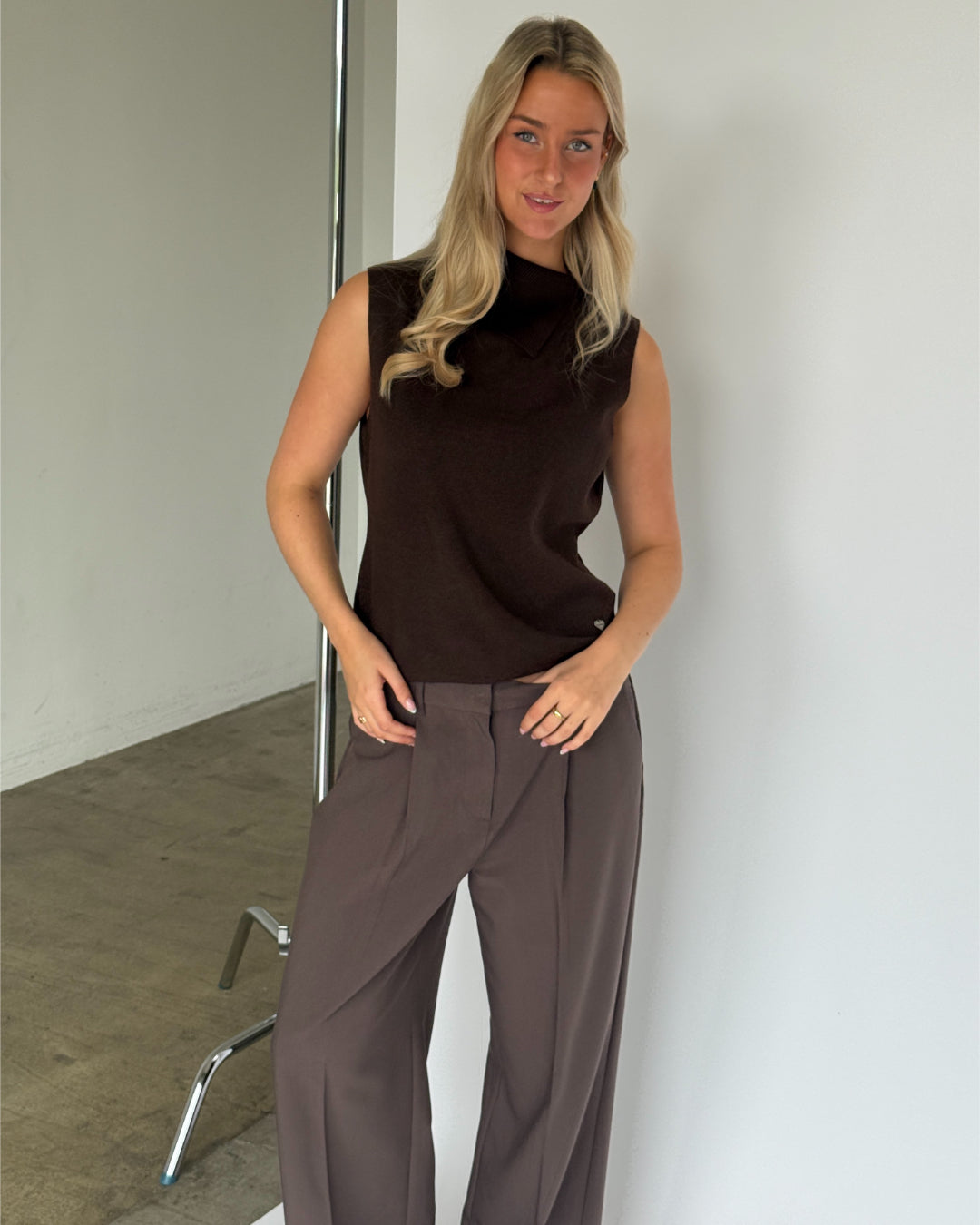 Modelbillede af brun ANGELA strik top. Fra BySofieSønderby