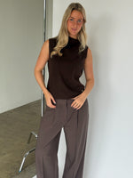 Modelbillede af brun ANGELA strik top. Fra BySofieSønderby