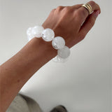 Modelbillede af hvidt ARLETH armbånd. Fra BySofieSønderby