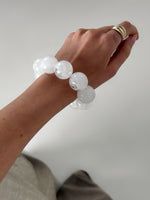 Modelbillede af hvidt ARLETH armbånd. Fra BySofieSønderby