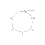 Sølvarmbånd med små rektangulære vedhæng hængende fra kæden. Armbåndet er udstyret med en karabinlås og justerbar kæde for forlængelse, præsenteret på en hvid baggrund.