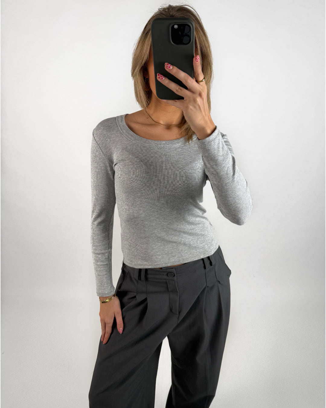 Modelbillede af grå ASPYN langærmet bluse. Set forfra. Fra BySofieSønderby