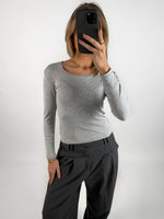 Modelbillede af grå ASPYN langærmet bluse. Set forfra. Fra BySofieSønderby