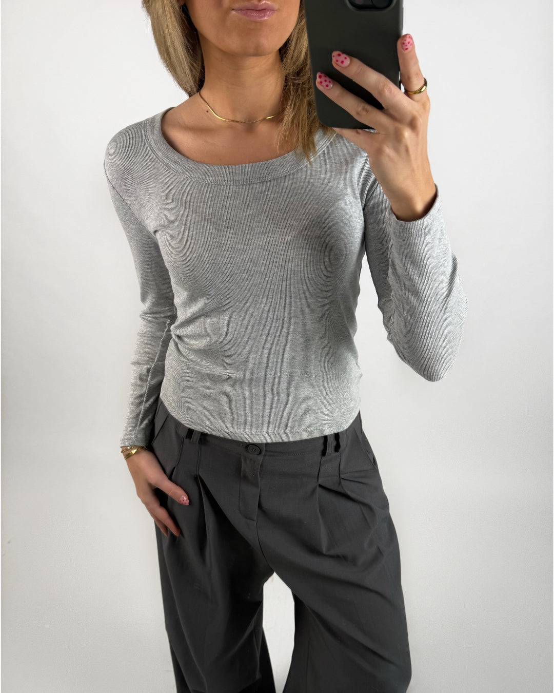 Modelbillede af grå ASPYN langærmet bluse. Set forfra. Fra BySofieSønderby