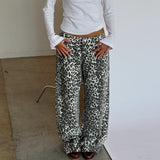 Produktbillede af AUGUSTA jeans med sort-hvid leopard tryk. Fra BySofieSønderby