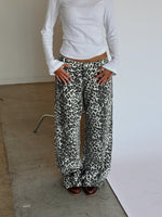 Produktbillede af AUGUSTA jeans med sort-hvid leopard tryk. Fra BySofieSønderby