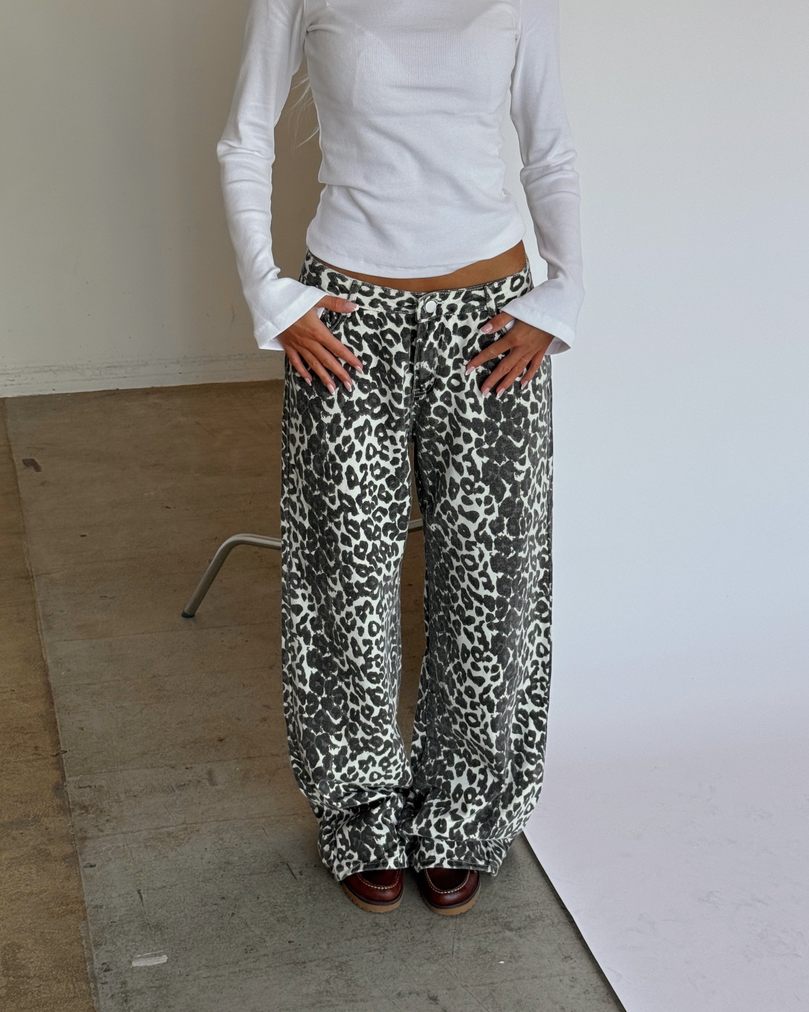 Produktbillede af AUGUSTA jeans med sort-hvid leopard tryk. Fra BySofieSønderby