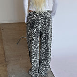 Produktbillede af AUGUSTA jeans med sort-hvid leopard tryk. Fra BySofieSønderby