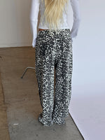 Produktbillede af AUGUSTA jeans med sort-hvid leopard tryk. Fra BySofieSønderby