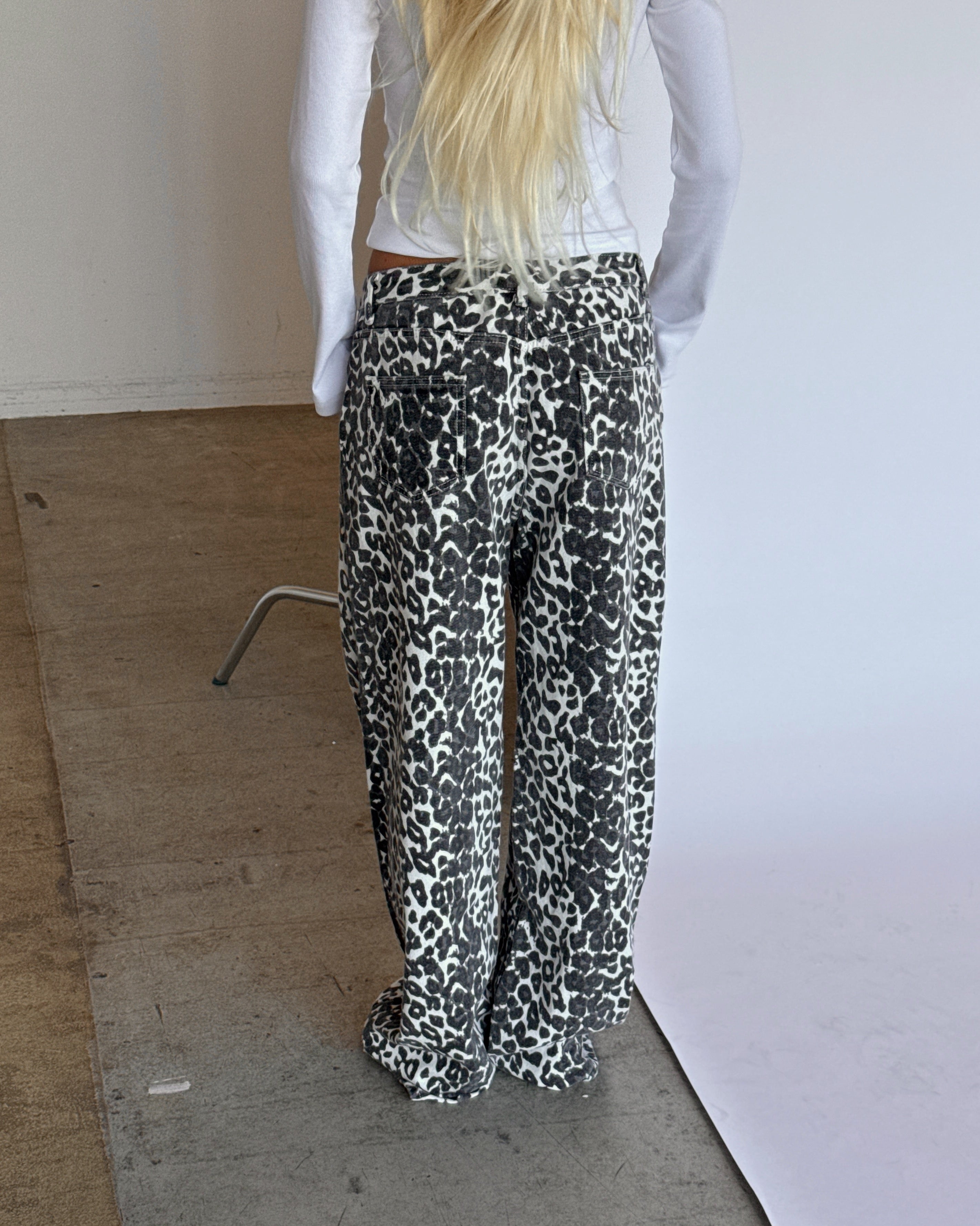 Produktbillede af AUGUSTA jeans med sort-hvid leopard tryk. Fra BySofieSønderby