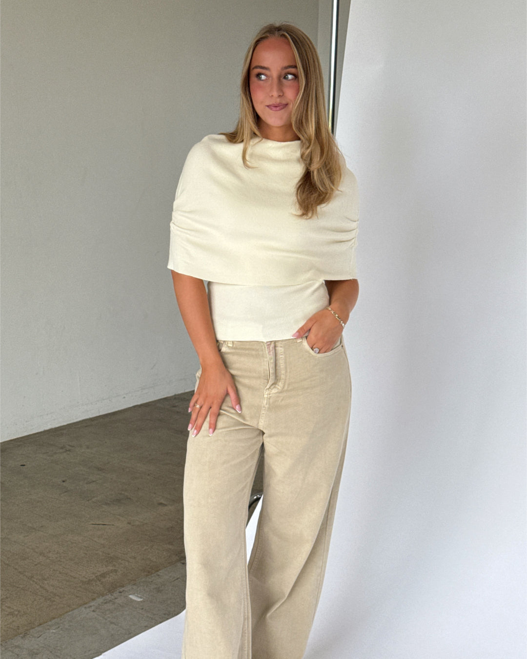 Modelbillede af AVIANNA  top i creme. Fra BySofieSønderby