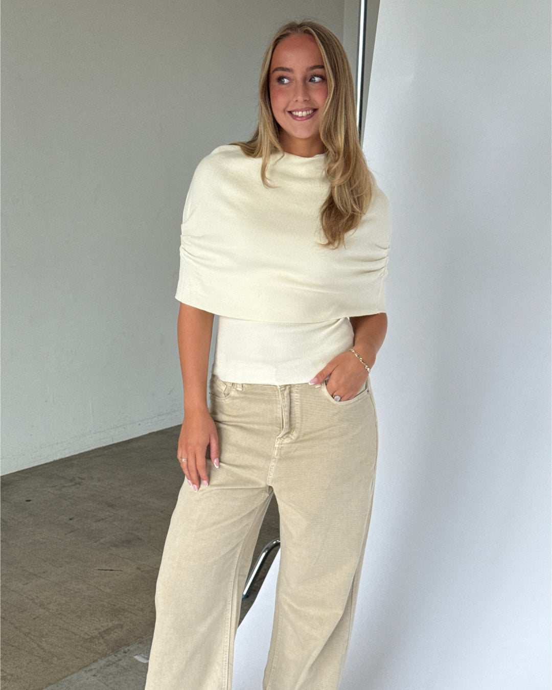 Modelbillede af AVIANNA  top i creme. Fra BySofieSønderby