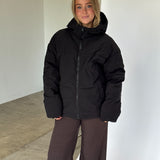 Modelbillede af GALAXY jakke i sort. Fra BySofieSønderby