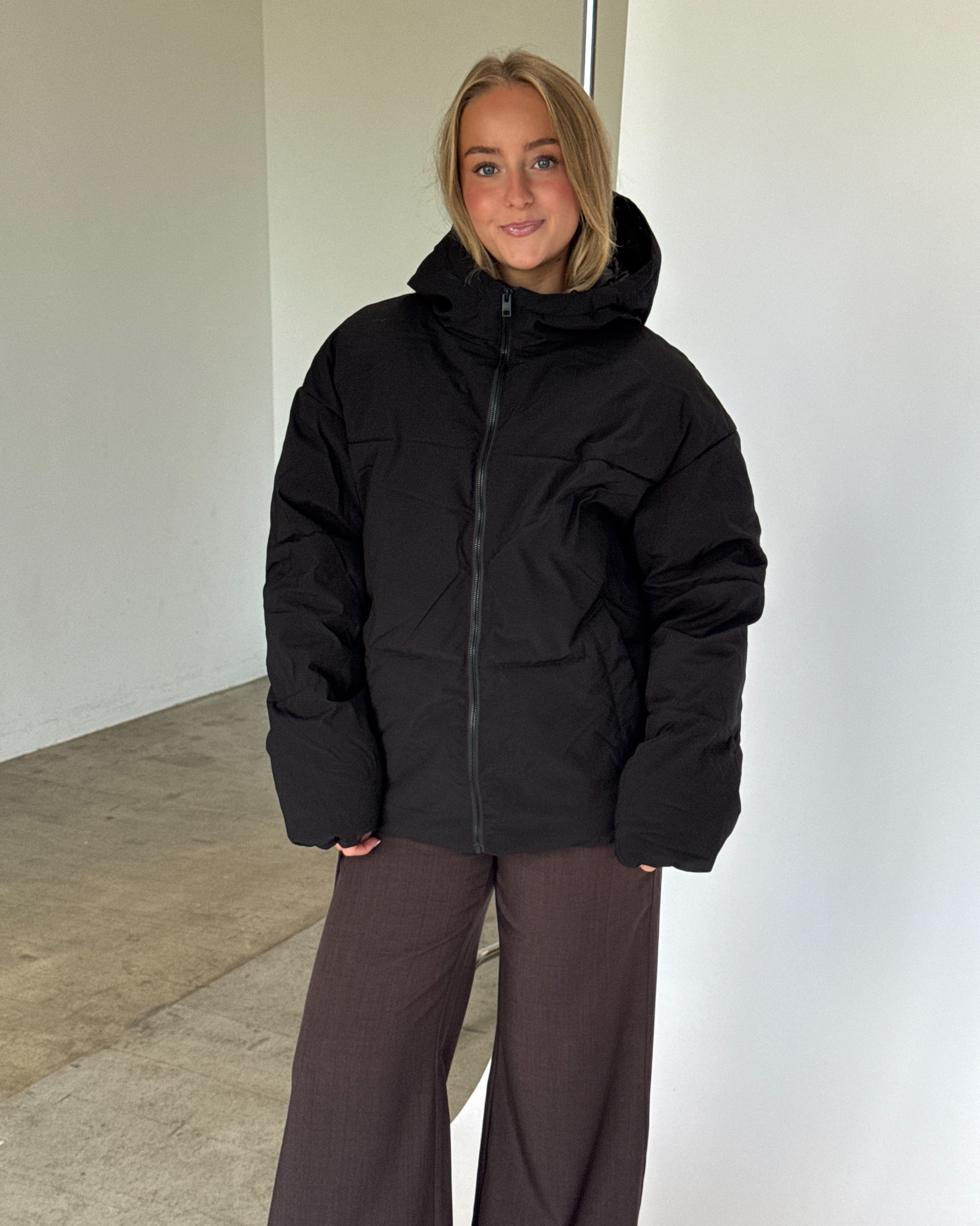 Modelbillede af GALAXY jakke i sort. Fra BySofieSønderby