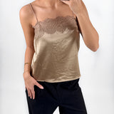 Modelfoto af pige med beige BAILEE top, samt sorte ELLIS bukser. Set forfra. Alt er fra BySofieSønderby