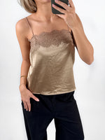 Modelfoto af pige med beige BAILEE top, samt sorte ELLIS bukser. Set forfra. Alt er fra BySofieSønderby
