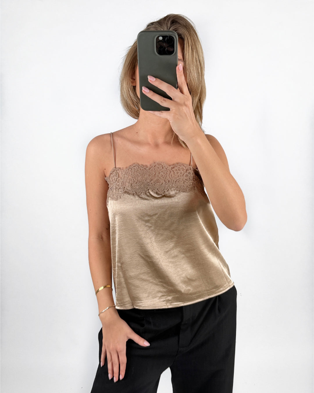 Modelfoto af pige med beige BAILEE top, samt sorte ELLIS bukser. Set forfra. Alt er fra BySofieSønderby