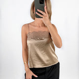 Modelfoto af pige med beige BAILEE top, samt sorte ELLIS bukser. Set forfra. Alt er fra BySofieSønderby
