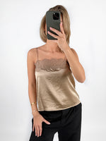 Modelfoto af pige med beige BAILEE top, samt sorte ELLIS bukser. Set forfra. Alt er fra BySofieSønderby