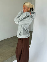 Modelbillede af grå Basic hoodie. Fra BySofieSønderby