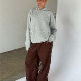 Modelbillede af grå Basic hoodie. Fra BySofieSønderby