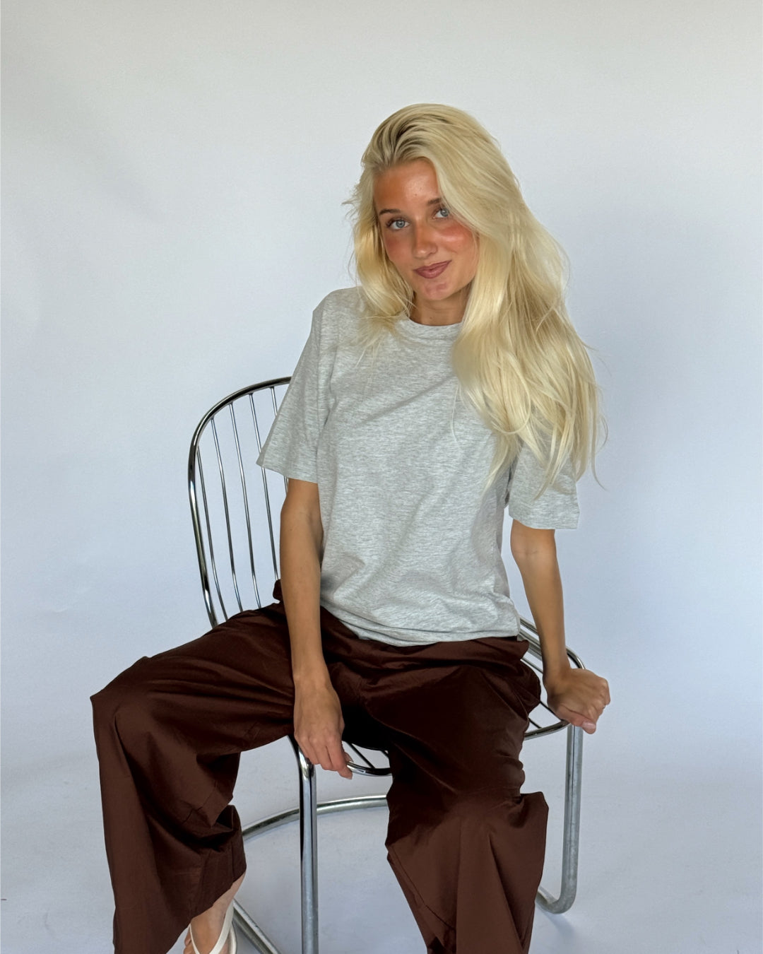 Modelbillede af grå Basic t-shirt. Fra BySofieSønderby