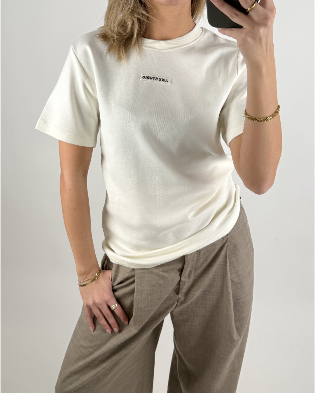 Modelbillede af cremefarvet BELLE t-shirt Set forfra. Fra BySofieSønderby