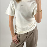 Modelbillede af cremefarvet BELLE t-shirt Set forfra. Fra BySofieSønderby