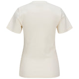 En hvid T-shirt viser bagsiden, uden tryk eller mønster, hængende mod en ensfarvet, lys baggrund.