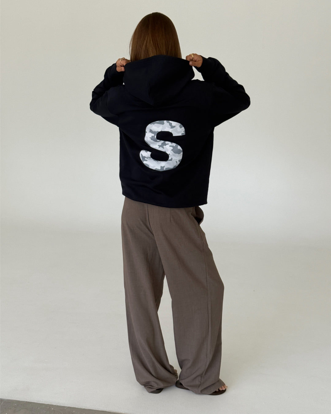 Modelbillede af BIG S hoodie, navy/grå camouflage og KARI bukser, sand. Begge fra BySofieSønderby