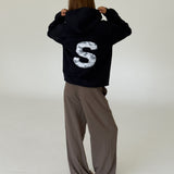 Modelbillede af BIG S hoodie, navy/grå camouflage og KARI bukser, sand. Begge fra BySofieSønderby