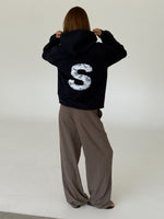 Modelbillede af BIG S hoodie, navy/grå camouflage og KARI bukser, sand. Begge fra BySofieSønderby