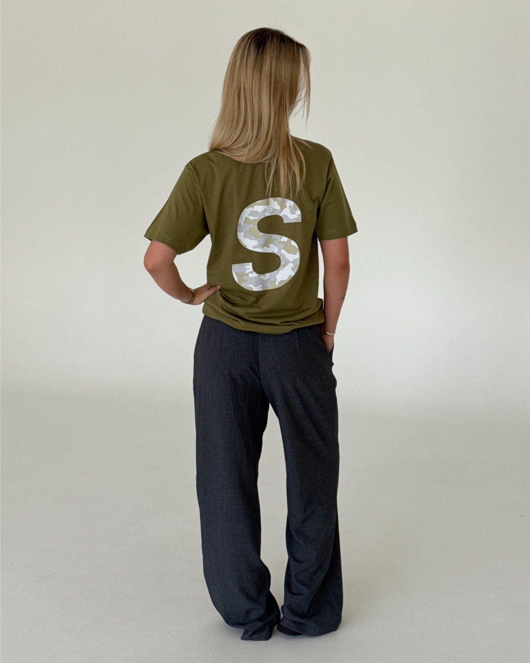 Modelbillede af BIG S t-shirt, army/grå camouflage og KARI bukser, grå. Begge fra BySofieSønderby