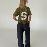 Modelbillede af BIG S t-shirt, army/grå camouflage og KARI bukser, grå. Begge fra BySofieSønderby