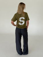 Modelbillede af BIG S t-shirt, army/grå camouflage og KARI bukser, grå. Begge fra BySofieSønderby