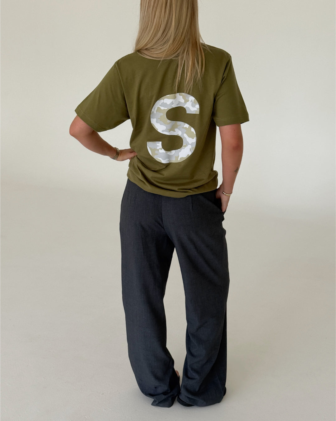 Modelbillede af BIG S t-shirt, army/grå camouflage og KARI bukser, grå. Begge fra BySofieSønderby