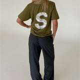 Modelbillede af BIG S t-shirt, army/grå camouflage og KARI bukser, grå. Begge fra BySofieSønderby